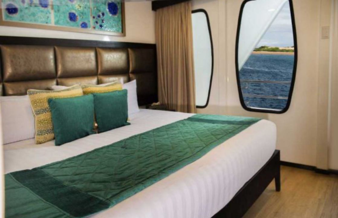 Luxury cruise alya social aereas