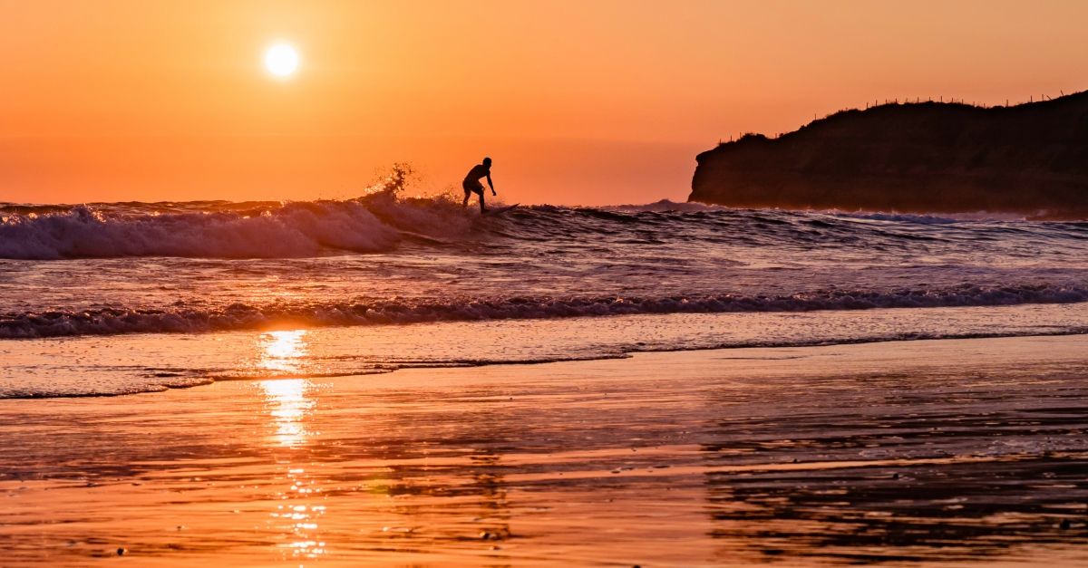 The best beaches to surf like a pro in Ecuador